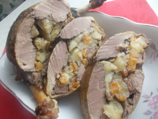 Фаршированная утка яблоками и сухофруктами