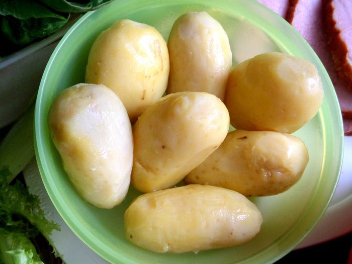 Салат с молодой картошкой и ветчиной