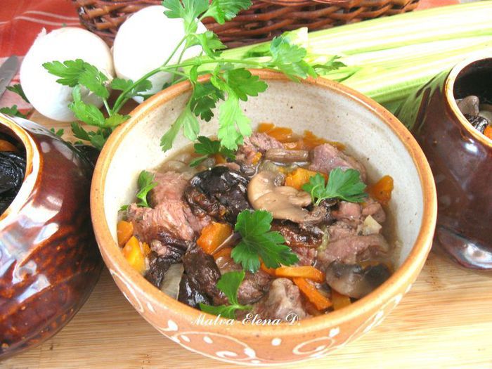  Мясо с грибами и черносливом в горшочке    