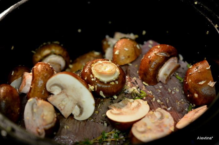 Говядина, тушенная с грибами и бренди-соусом