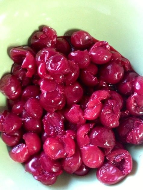 Слоеный пирог-рулет с вишней и корицей на сковороде