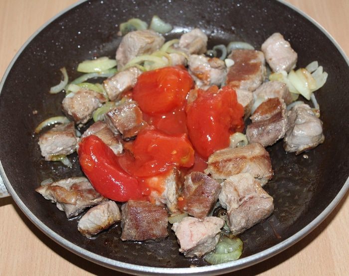 Мясо, тушенное со сливой