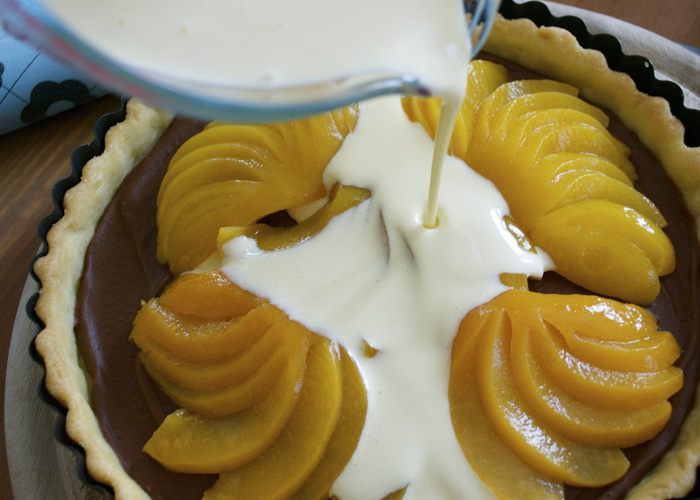 Шоколадно-сливочный тарт с фруктами