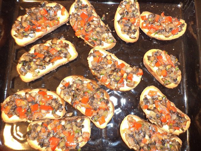 Горячие бутерброды с грибами и сладким перцем