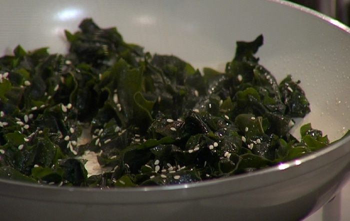 Рисовый салат с морскими водорослями и яйцами 