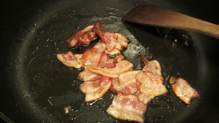 Картофельный салат с курицей, беконом и редисом