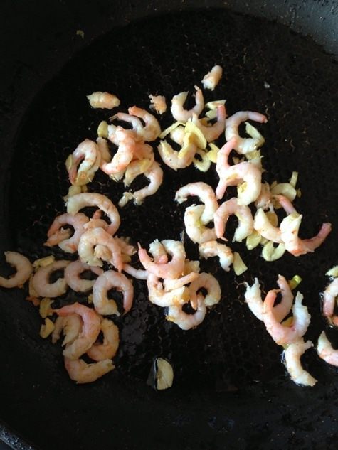 Салат с манго и креветками под сырным соусом