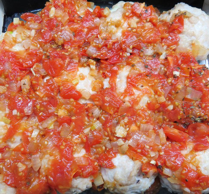 Тефтели из индейки с моцареллой в томатном соусе