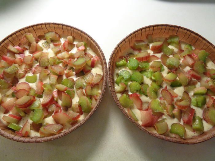 Шарлотка с ревенем, вяленой вишней и пряностями