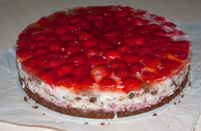 Клубничный непеченый тортик
