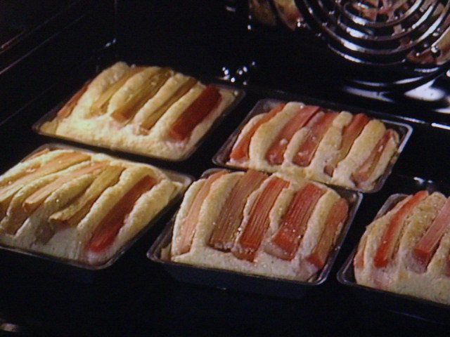 Творожные пироги с ревенем