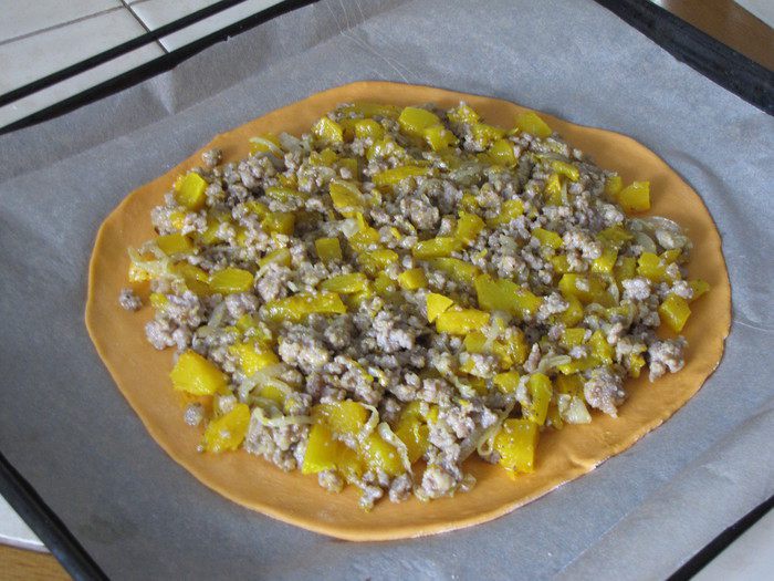 Пирог с мясом и тыквой на томатном тесте