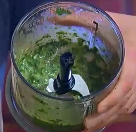 Салат из молодых овощей с соусом из петрушки 