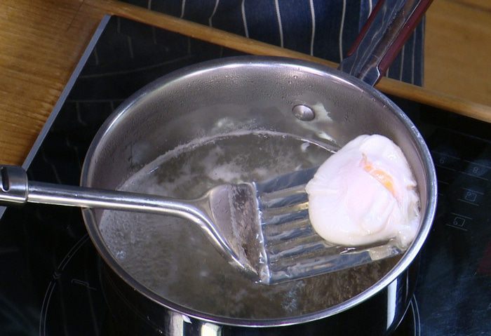 Бутерброды с сельдью, яблоком и яйцом пашот 