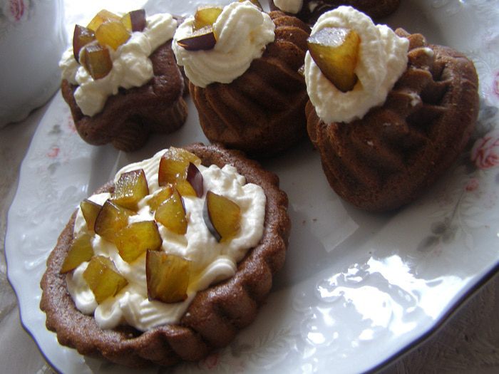 Шоколадное пирожное &amp;quot;Экспромт&amp;quot; со сливочным кремом и сливой