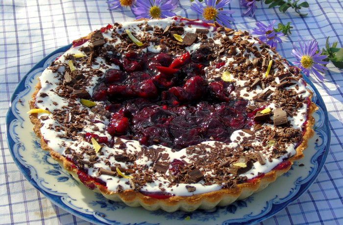 Сметанный тарт с вишней и вином