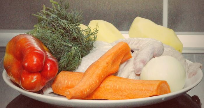 Куриный суп с домашней лапшой и сладким перцем