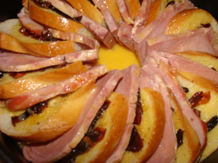 Яичный коблер с мясом и пряными вялеными помидорками