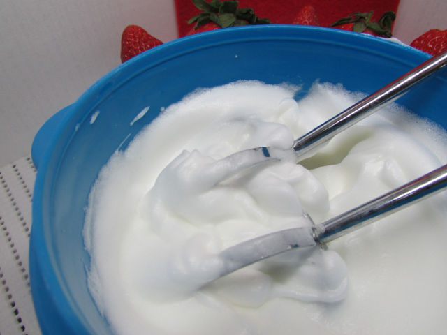 Клубнично-лимонный холодный суп с нежными клецками