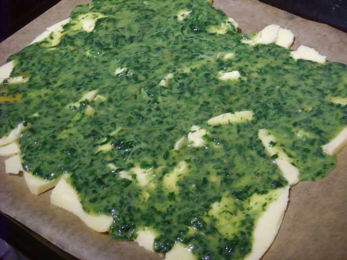 Сырный рулет с лососем и шпинатом