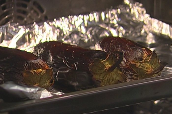 Бараньи ребрышки с баклажанным пюре и помидорами