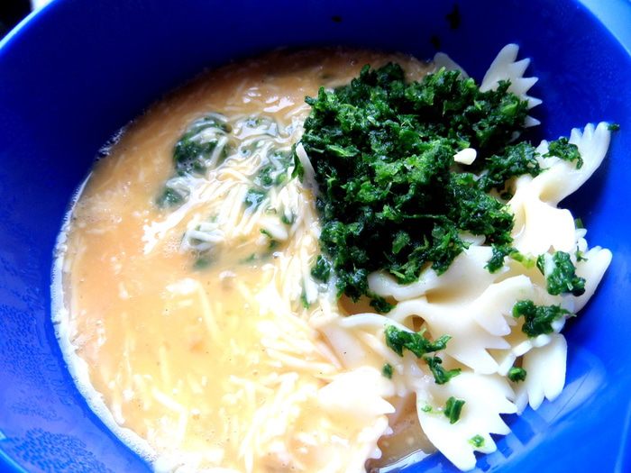 Фриттата с макаронами и шпинатом