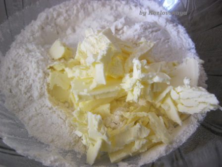 Рулет с орехами и изюмом