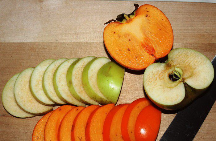 Куриное филе с хурмой и яблоками