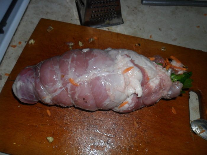 Рулет свиной с орехами и шпинатом