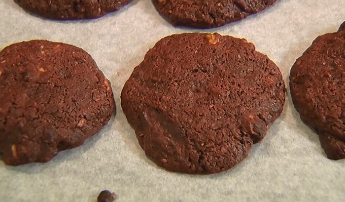 Шоколадное печенье с грецкими орехами 