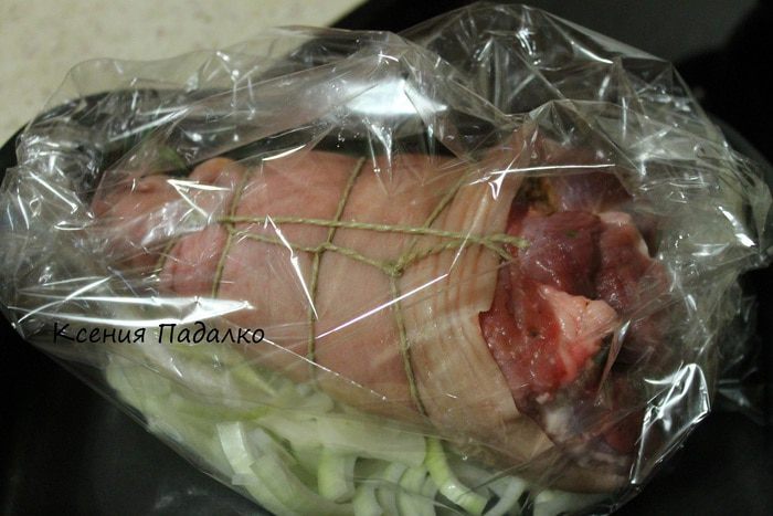 Рулька запеченная с луком и чесноком