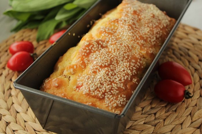 Кекс с варено-копченой куриной грудкой, сыром и сладким перцем