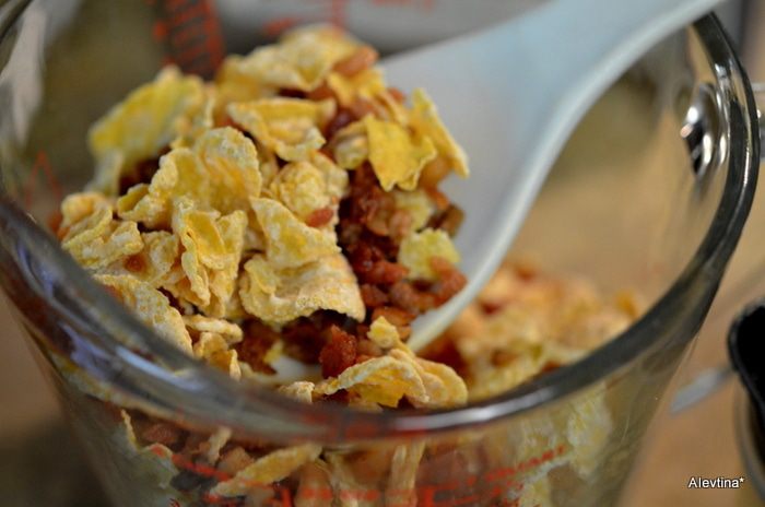 Сладкий десерт с шоколадом и беконом