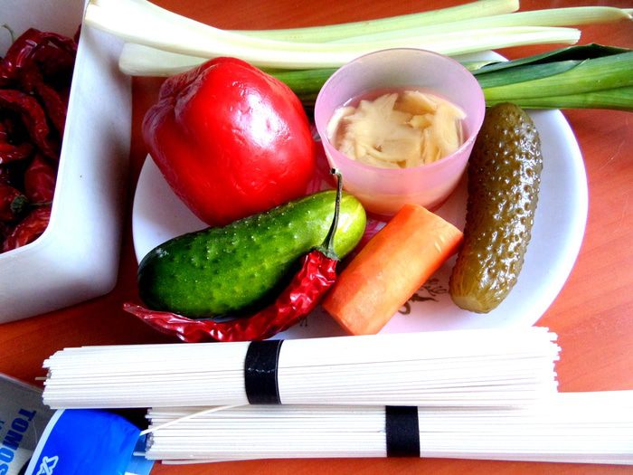 Рисовая вермишель с овощами и курицей