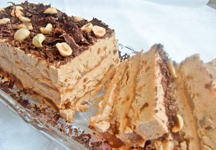 Семифреддо с фундучным пралине и карамелью 