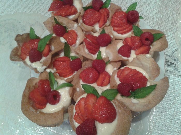 Корзиночки из слоеного теста и кремом из манго