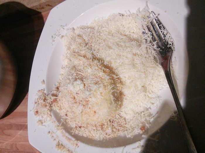 Салат с панированной грушей и ореховой заправкой 