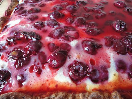 Вишневый пирог со сливочной глазурью