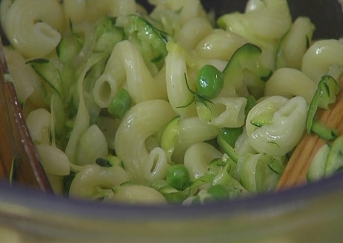 Запеканка из макарон с горошком, цукини и творогом 