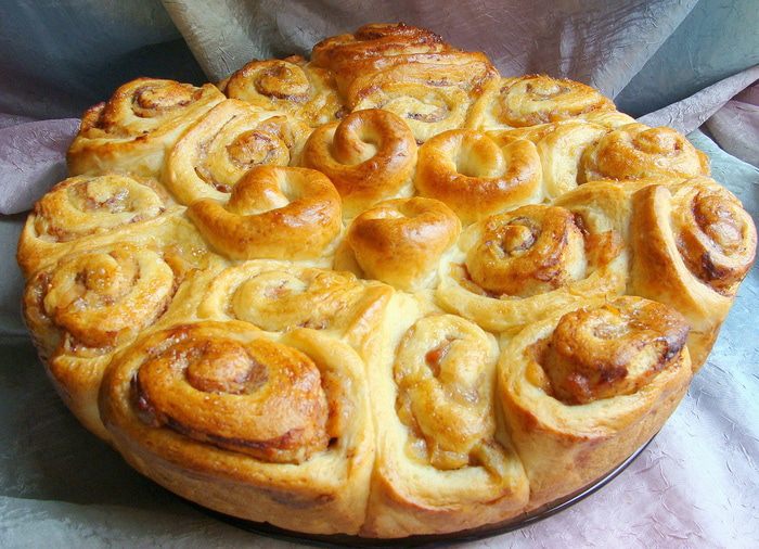 Медовый пирог с карамелизированными яблоками и корицей