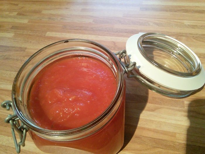Домашний томатно-яблочный кетчуп со свежими пряными травами