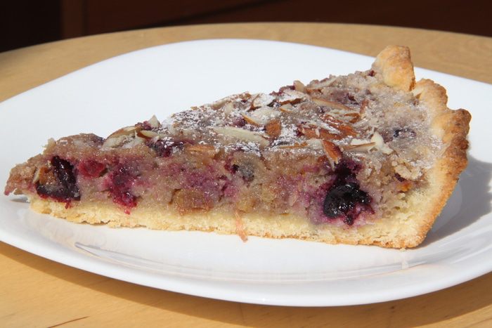 Миндальный тарт с черной смородиной