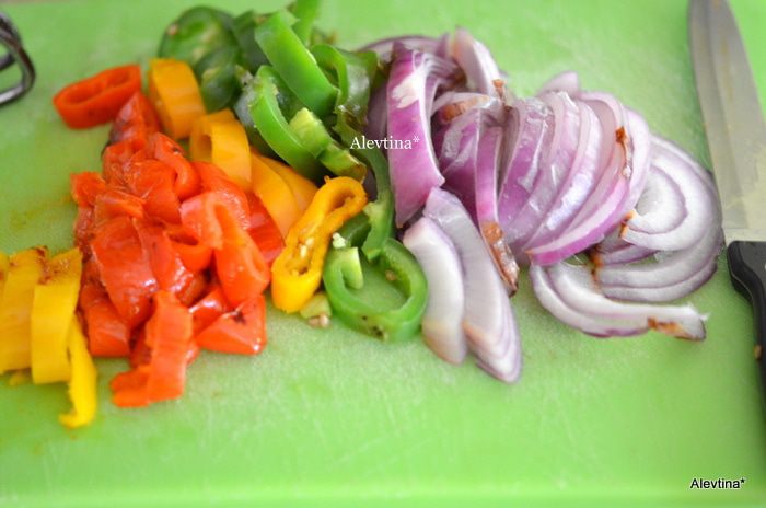 Булочки с колбаской и овощами