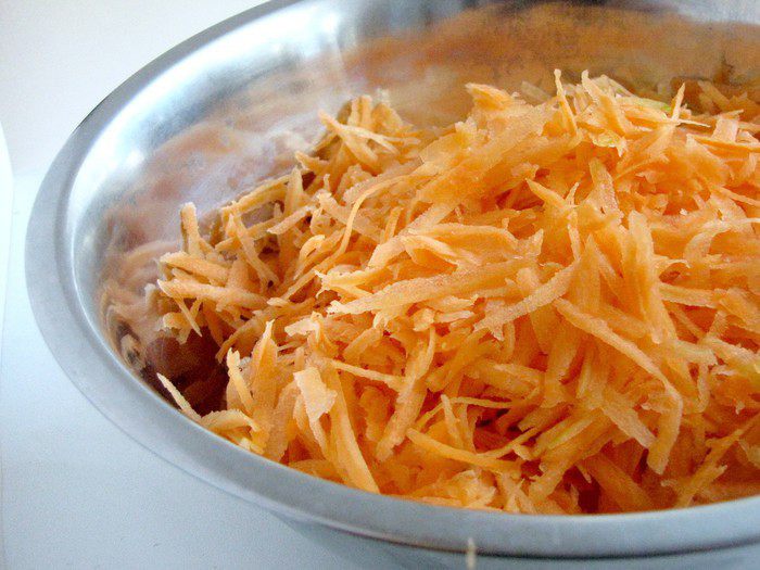 Рулет из моркови с сыром и зеленью