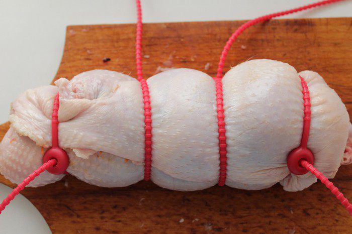 Куриный рулет с черносливом и грецким орехом