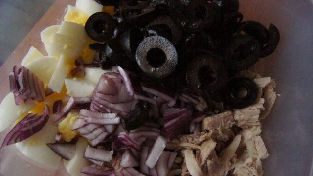 Салат с мясом, оливками и соусом песто из черемши