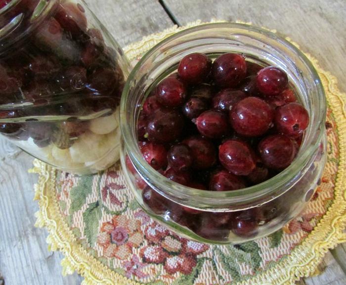 Чеснок маринованный с крыжовником