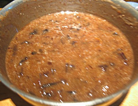 Пряный кекс с вином и черносливом