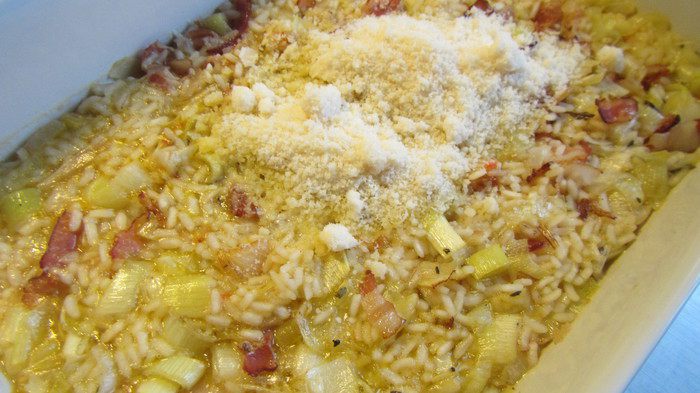 Запеченное в духовке ризотто с луком-пореем и панчеттой