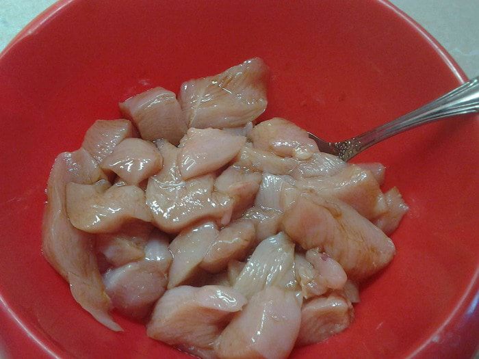 Овощной салат с курицей и соусом блю чиз